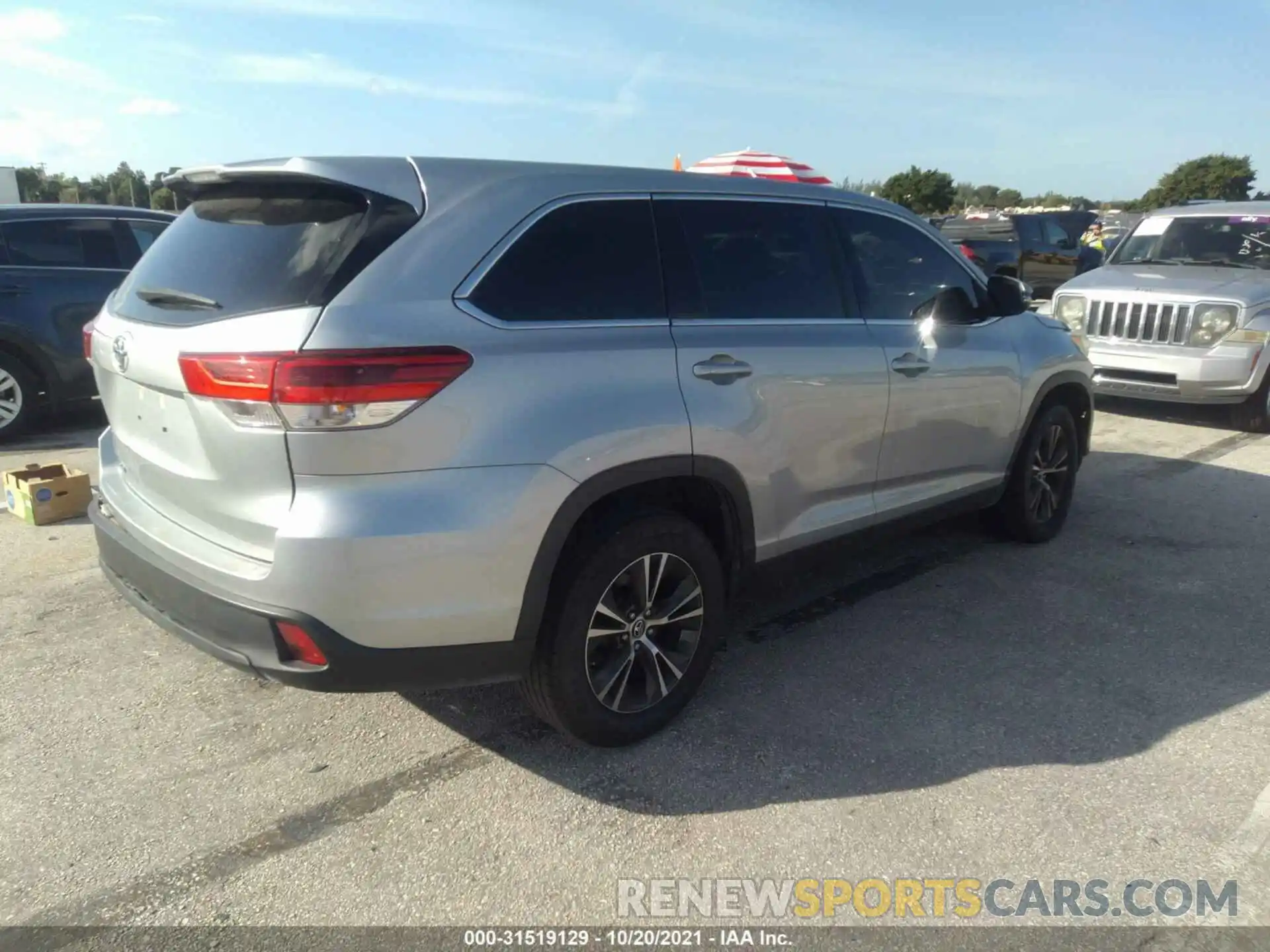 4 Photograph of a damaged car 5TDZARFH3KS059582 TOYOTA HIGHLANDER 2019