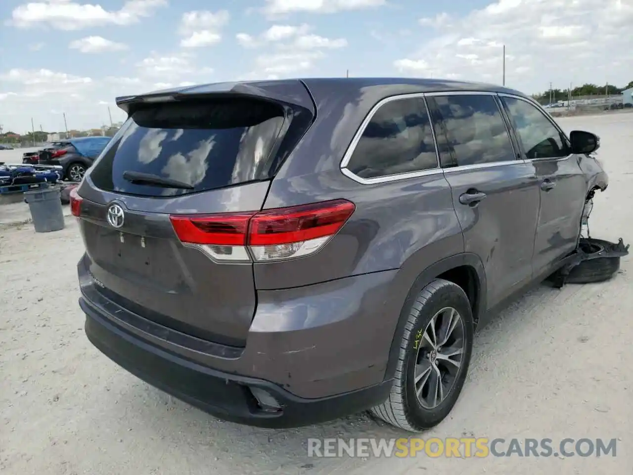 4 Photograph of a damaged car 5TDZARFH3KS061445 TOYOTA HIGHLANDER 2019