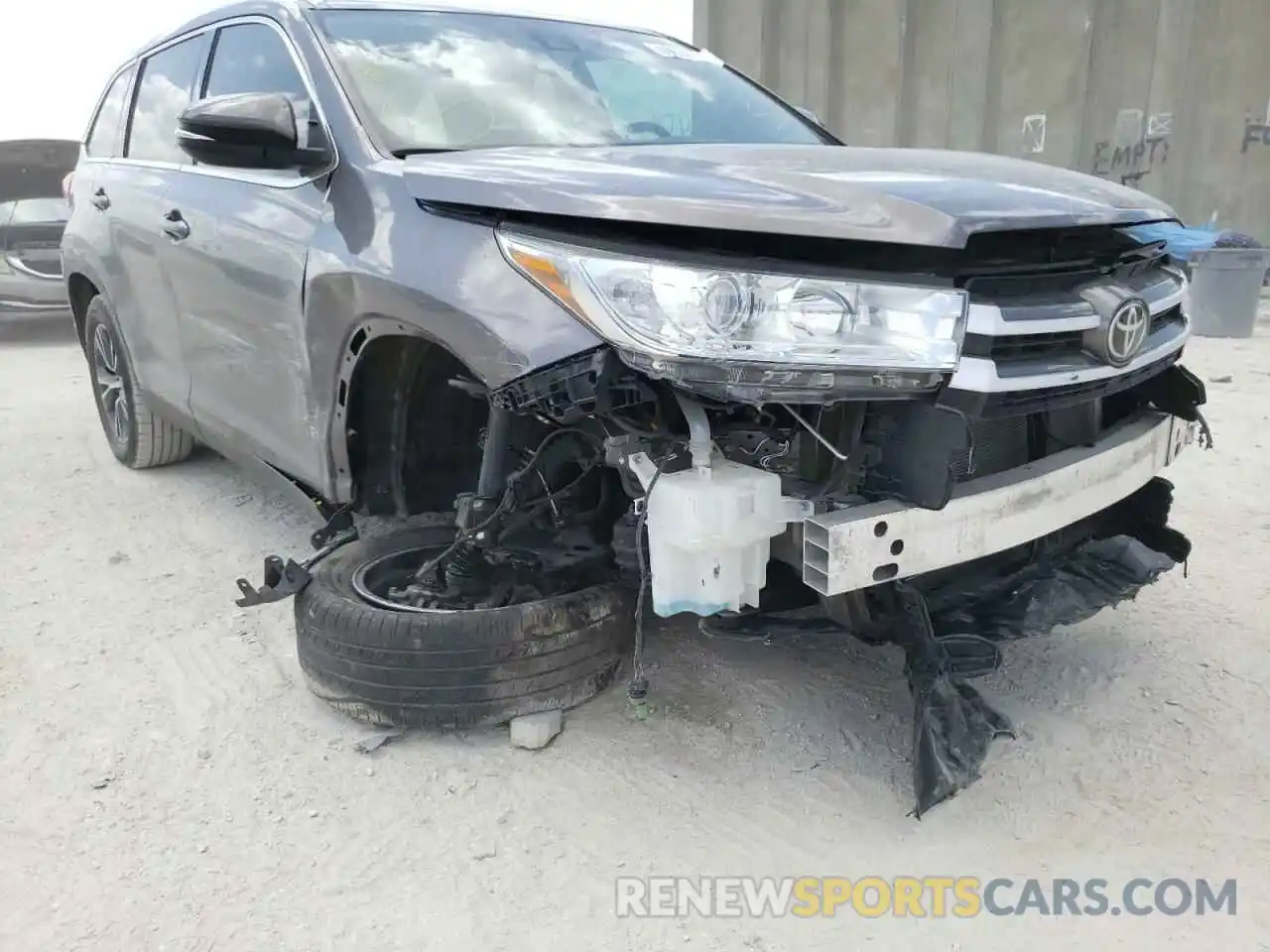 9 Photograph of a damaged car 5TDZARFH3KS061445 TOYOTA HIGHLANDER 2019