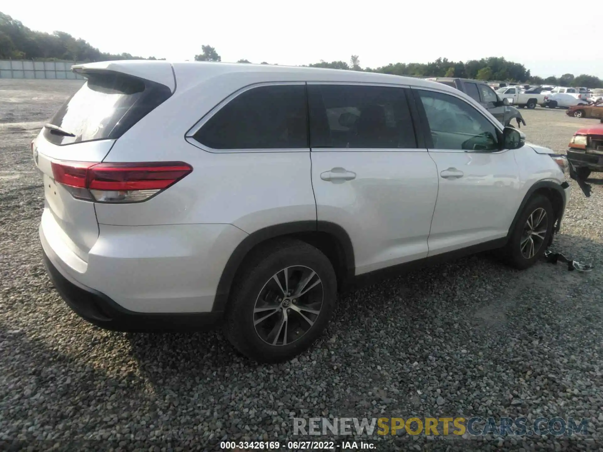 4 Photograph of a damaged car 5TDZARFH4KS044265 TOYOTA HIGHLANDER 2019