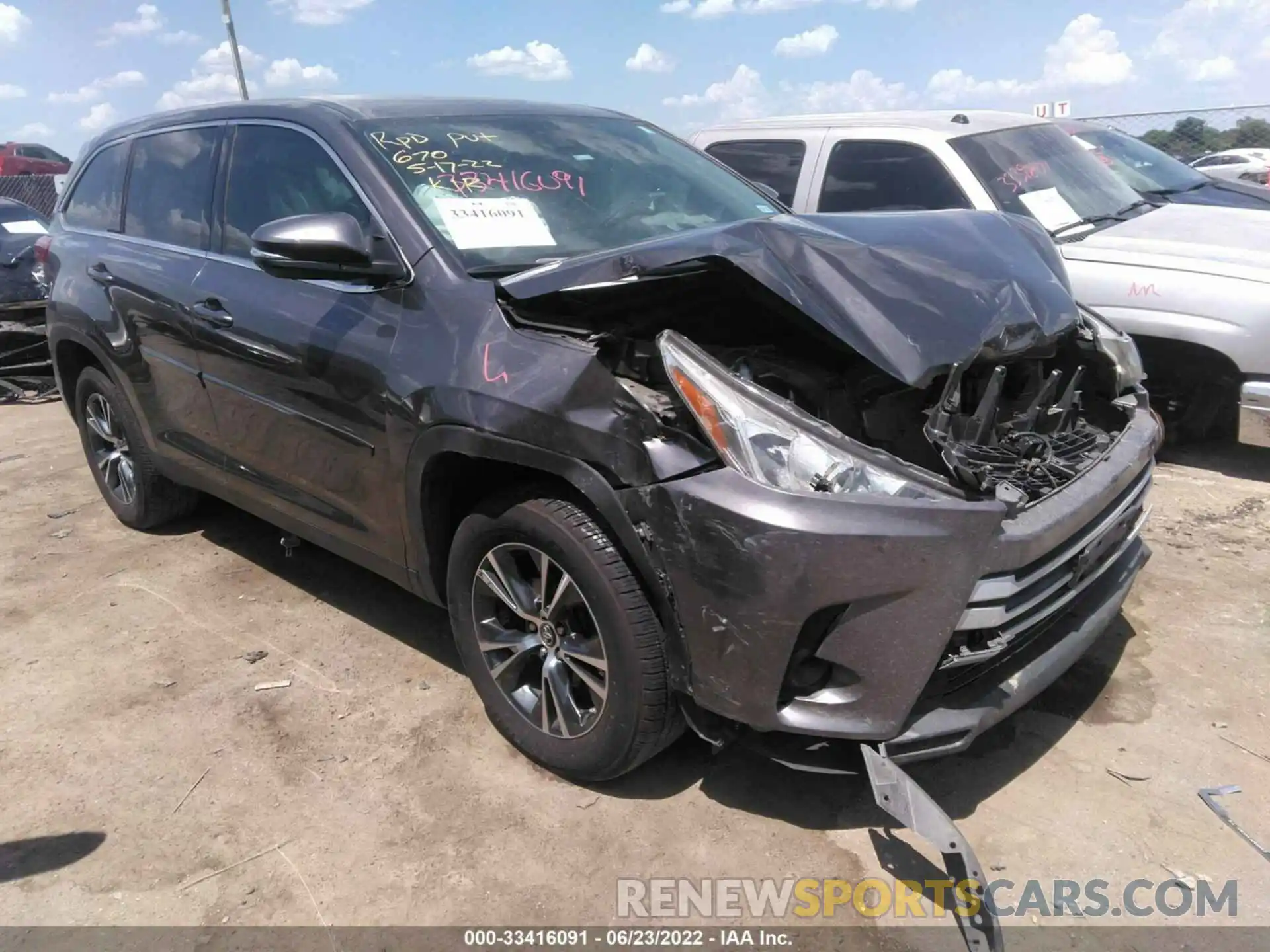 1 Photograph of a damaged car 5TDZARFH4KS045156 TOYOTA HIGHLANDER 2019