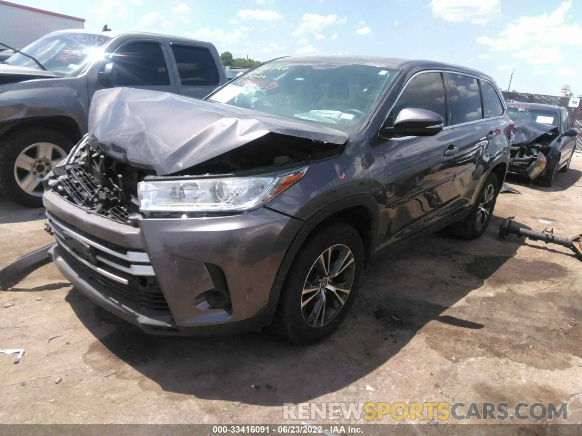 2 Photograph of a damaged car 5TDZARFH4KS045156 TOYOTA HIGHLANDER 2019