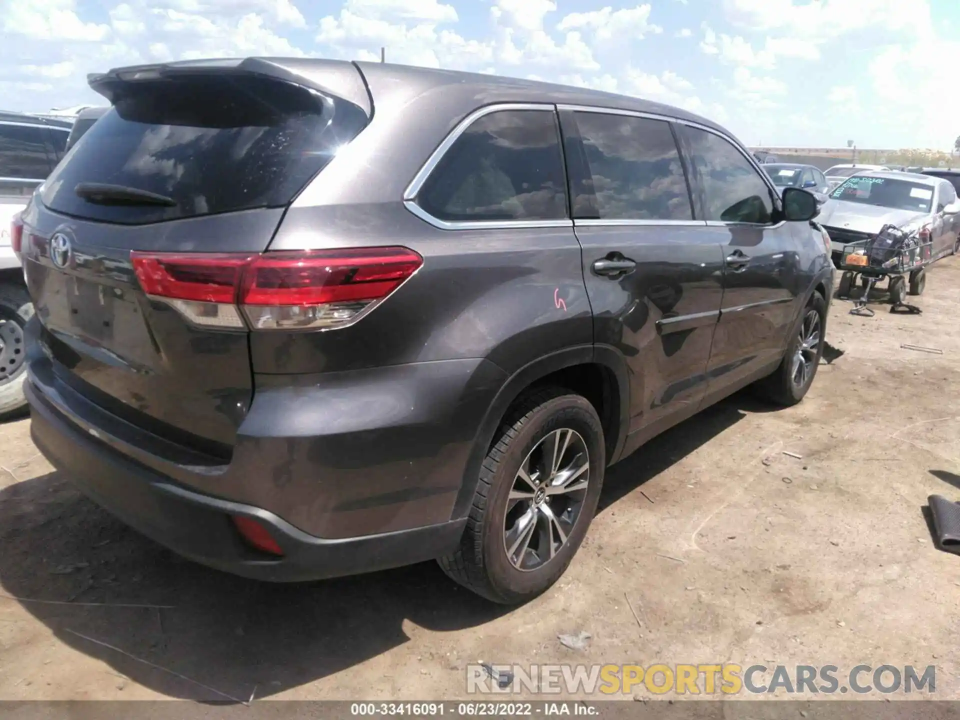 4 Photograph of a damaged car 5TDZARFH4KS045156 TOYOTA HIGHLANDER 2019