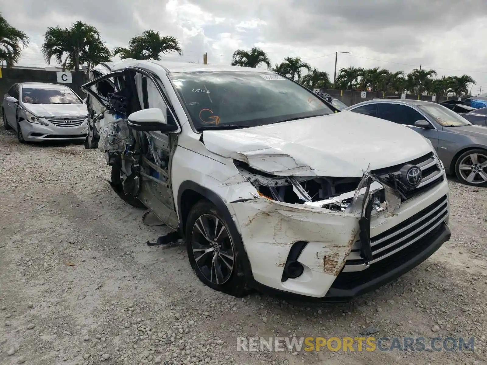 1 Photograph of a damaged car 5TDZARFH4KS046503 TOYOTA HIGHLANDER 2019