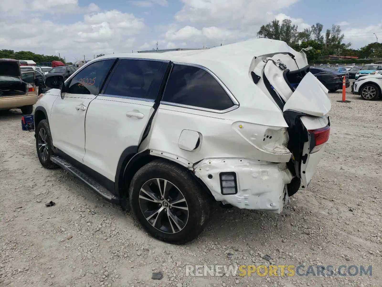 3 Photograph of a damaged car 5TDZARFH4KS046503 TOYOTA HIGHLANDER 2019