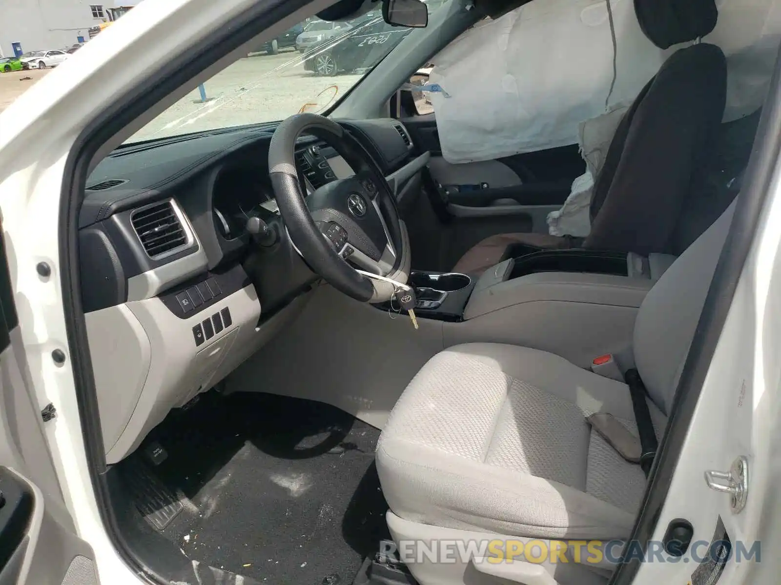 5 Photograph of a damaged car 5TDZARFH4KS046503 TOYOTA HIGHLANDER 2019