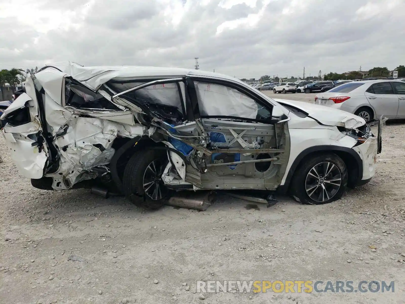 9 Photograph of a damaged car 5TDZARFH4KS046503 TOYOTA HIGHLANDER 2019