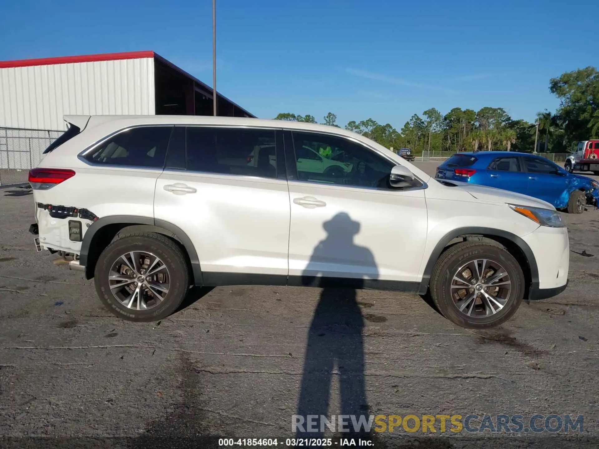 14 Photograph of a damaged car 5TDZARFH4KS047134 TOYOTA HIGHLANDER 2019
