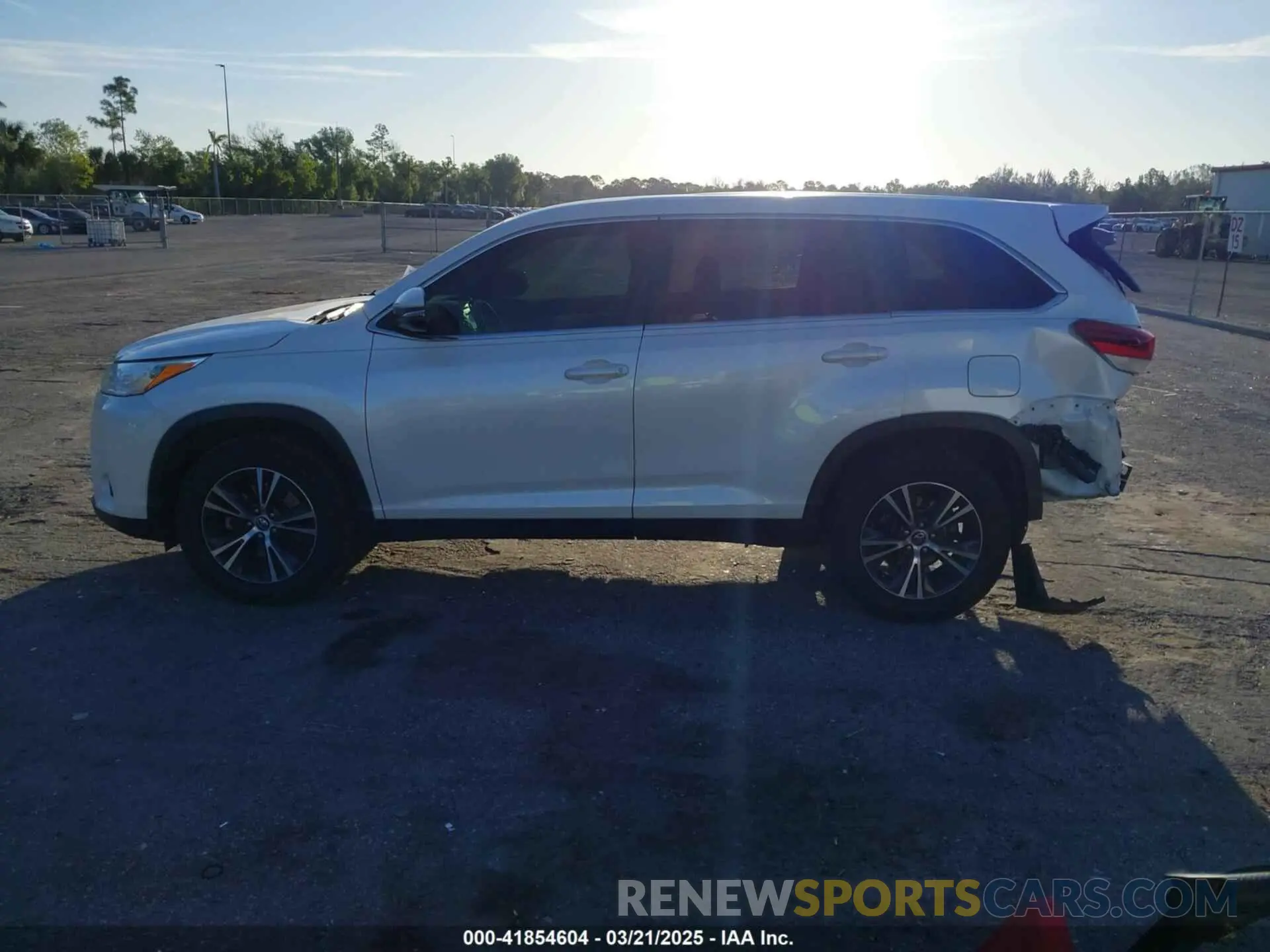 15 Photograph of a damaged car 5TDZARFH4KS047134 TOYOTA HIGHLANDER 2019