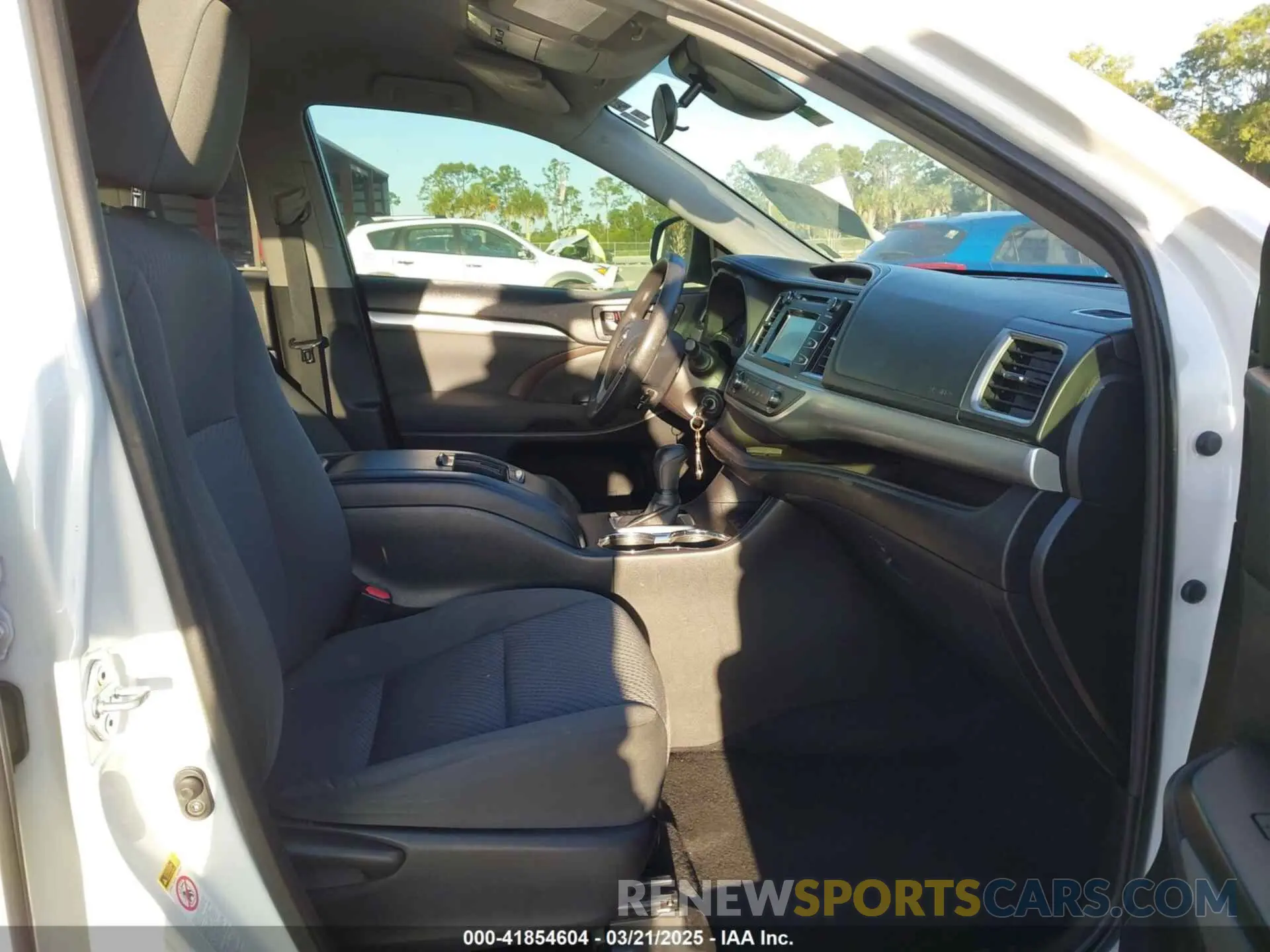 5 Photograph of a damaged car 5TDZARFH4KS047134 TOYOTA HIGHLANDER 2019