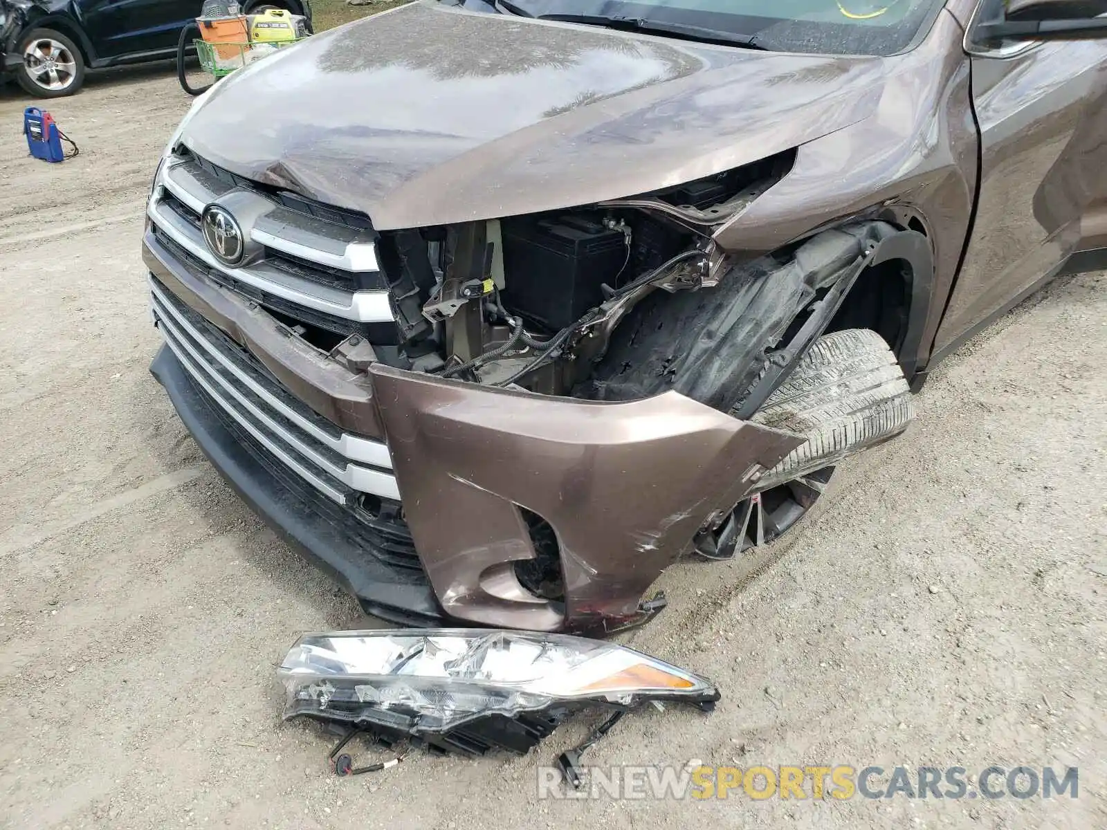 9 Photograph of a damaged car 5TDZARFH4KS049322 TOYOTA HIGHLANDER 2019