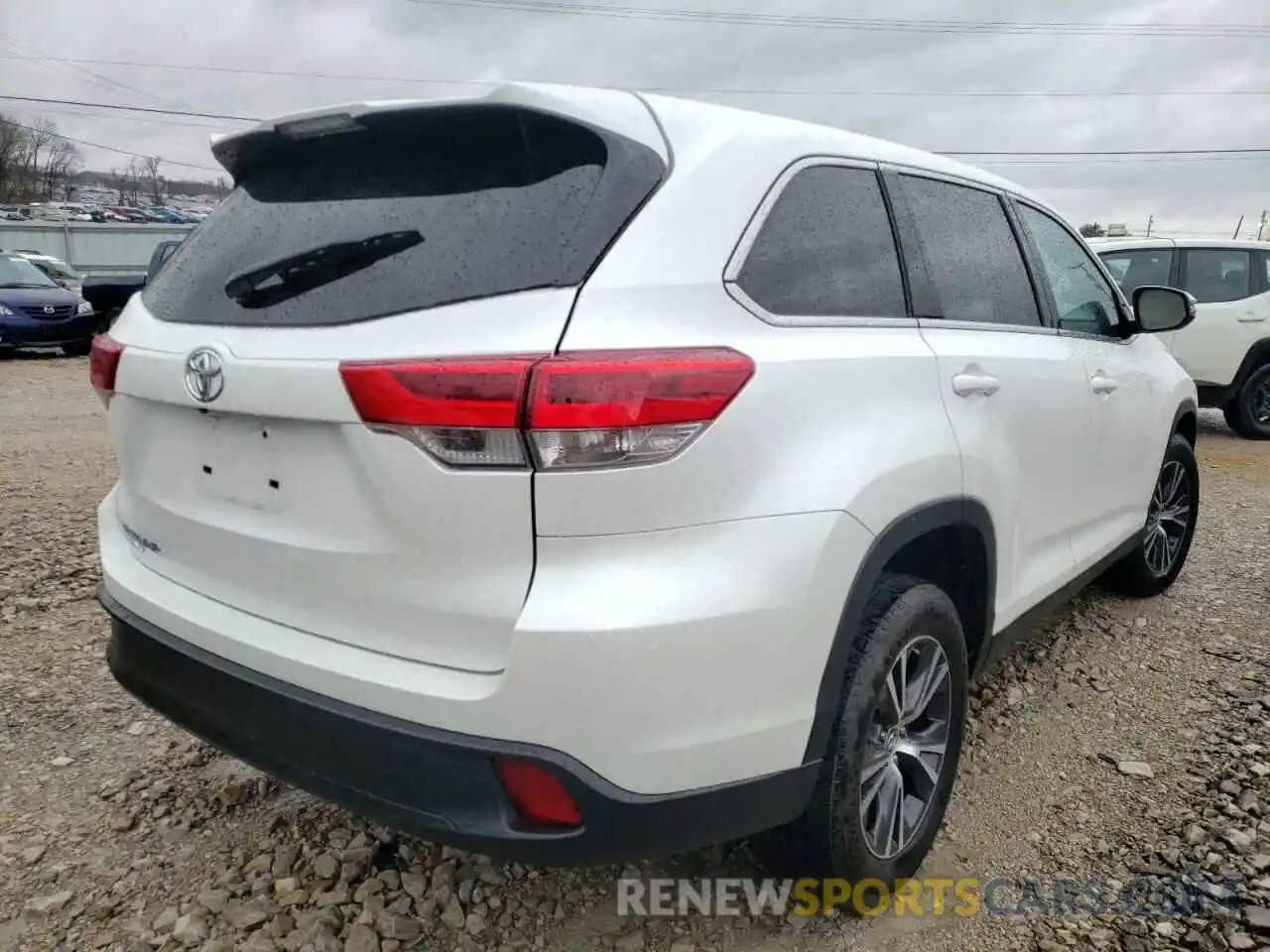 4 Photograph of a damaged car 5TDZARFH4KS050907 TOYOTA HIGHLANDER 2019