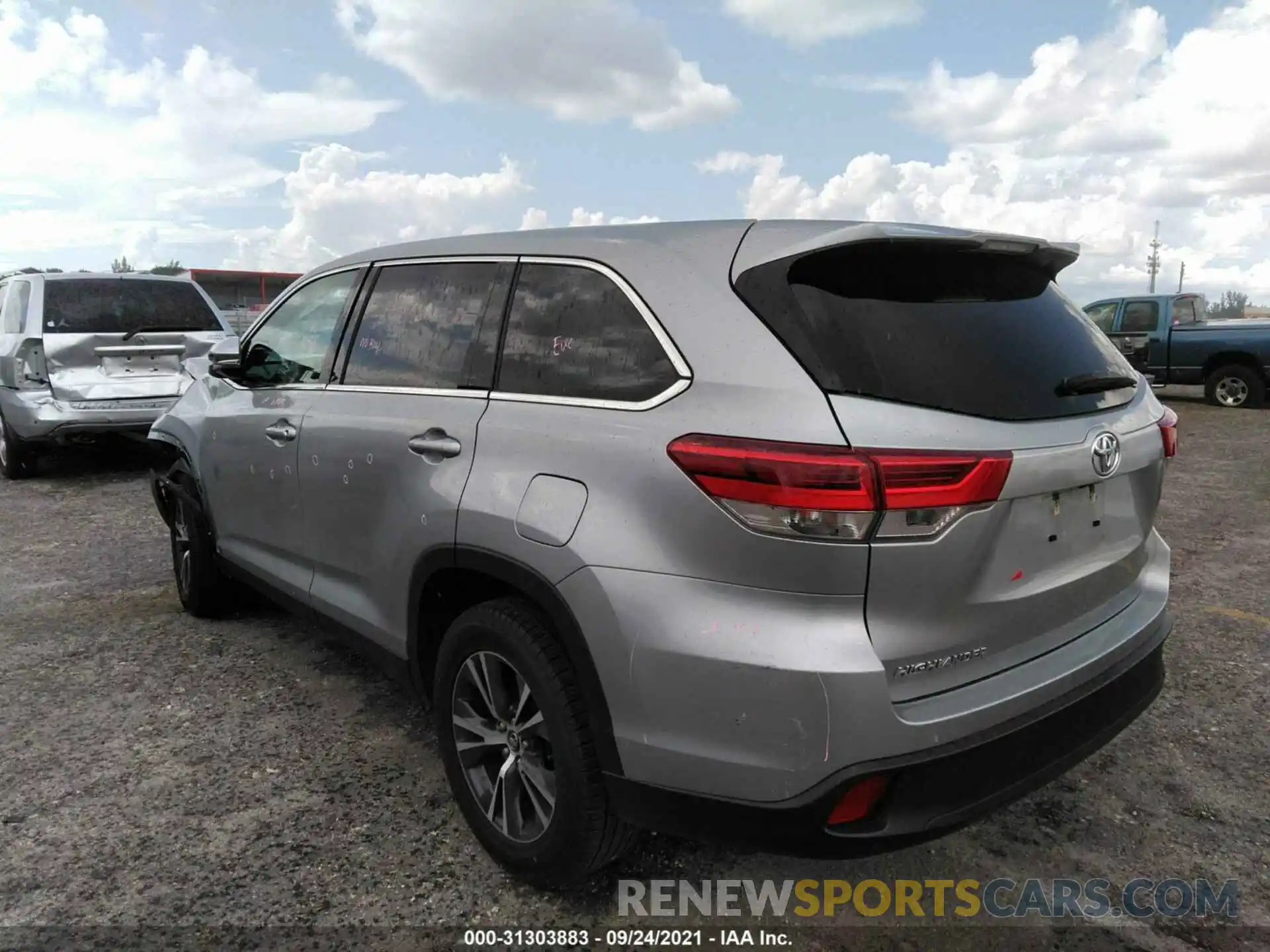 3 Photograph of a damaged car 5TDZARFH4KS052155 TOYOTA HIGHLANDER 2019