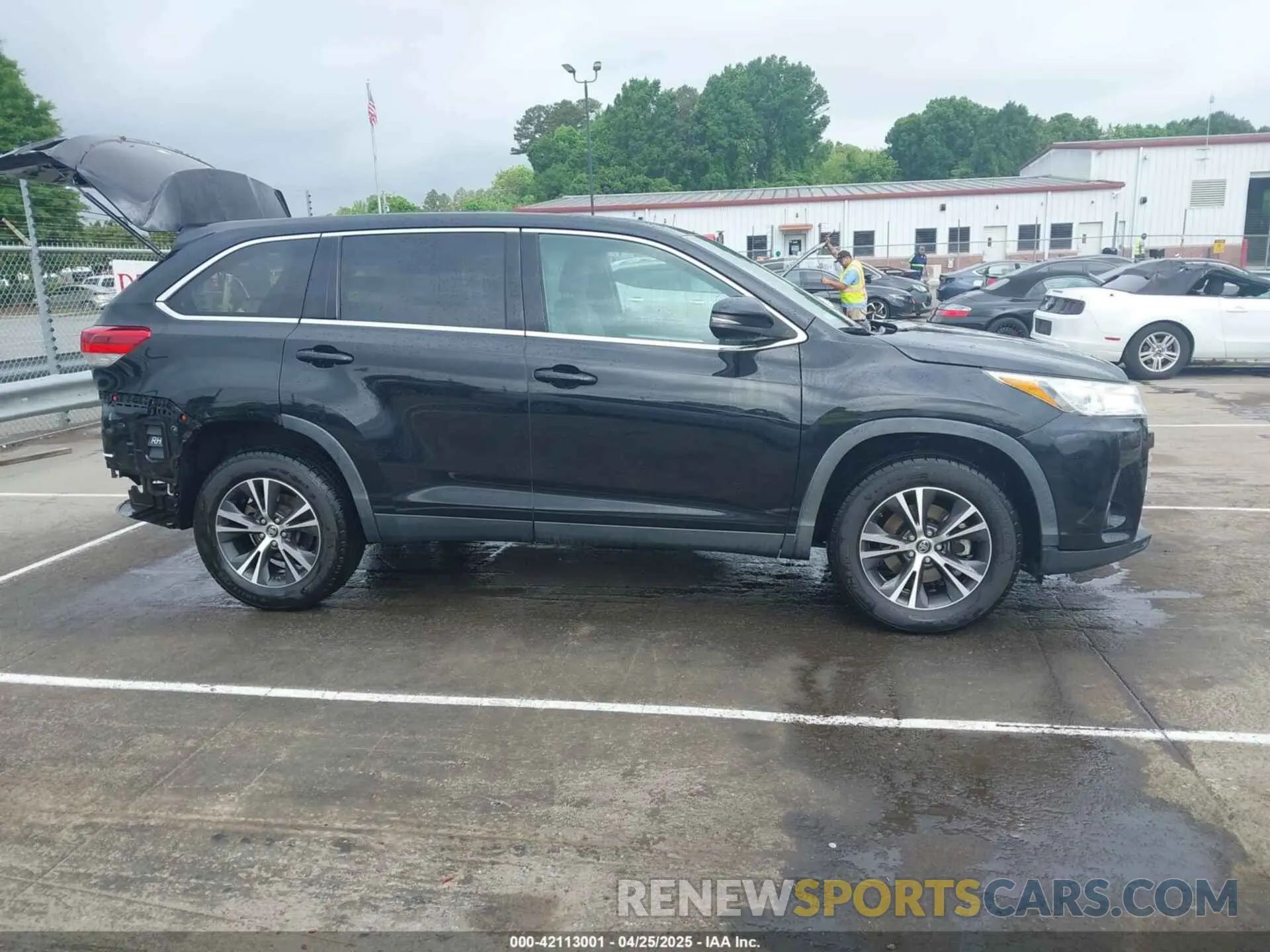 13 Photograph of a damaged car 5TDZARFH4KS055265 TOYOTA HIGHLANDER 2019