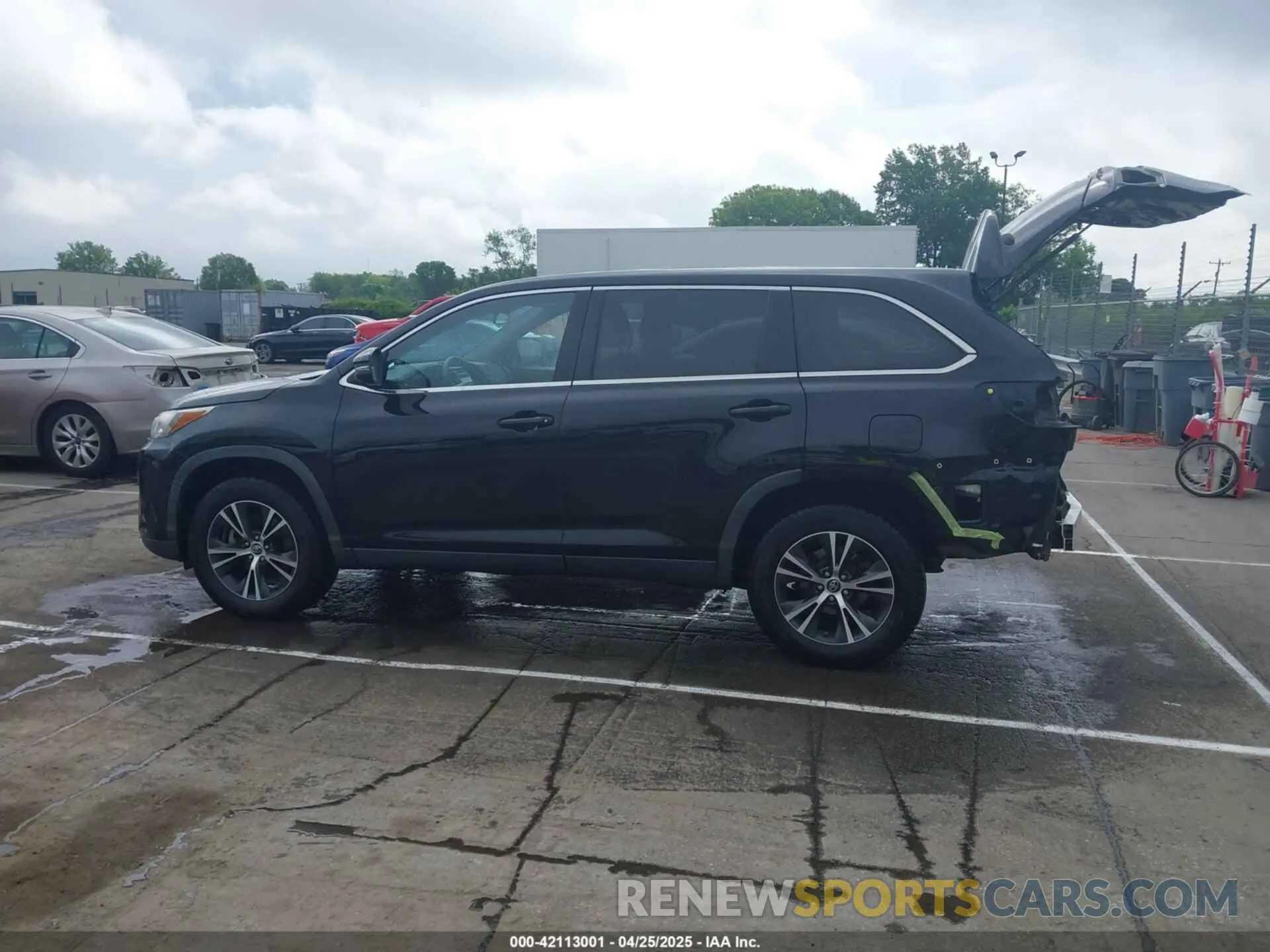 14 Photograph of a damaged car 5TDZARFH4KS055265 TOYOTA HIGHLANDER 2019