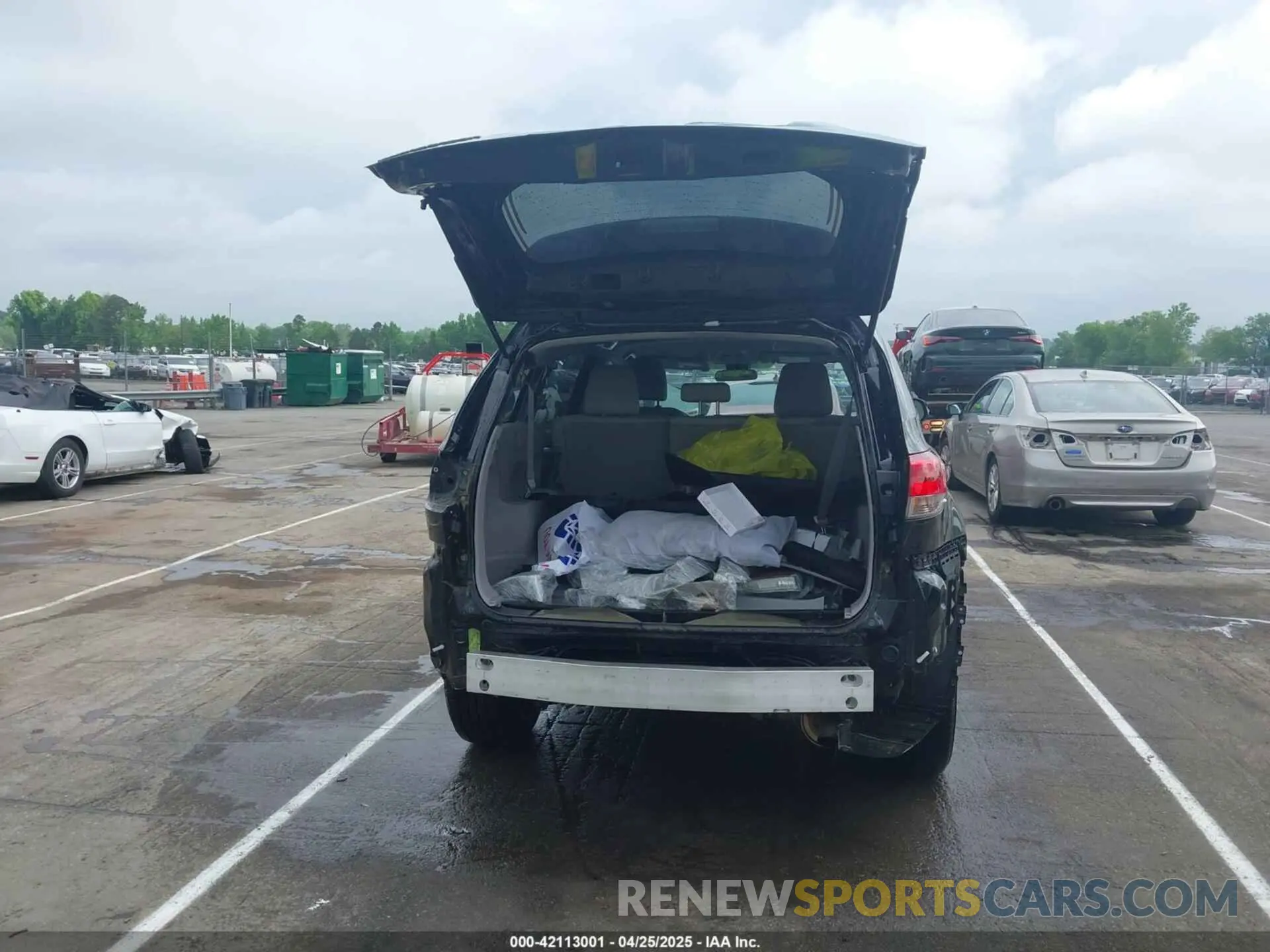 16 Photograph of a damaged car 5TDZARFH4KS055265 TOYOTA HIGHLANDER 2019