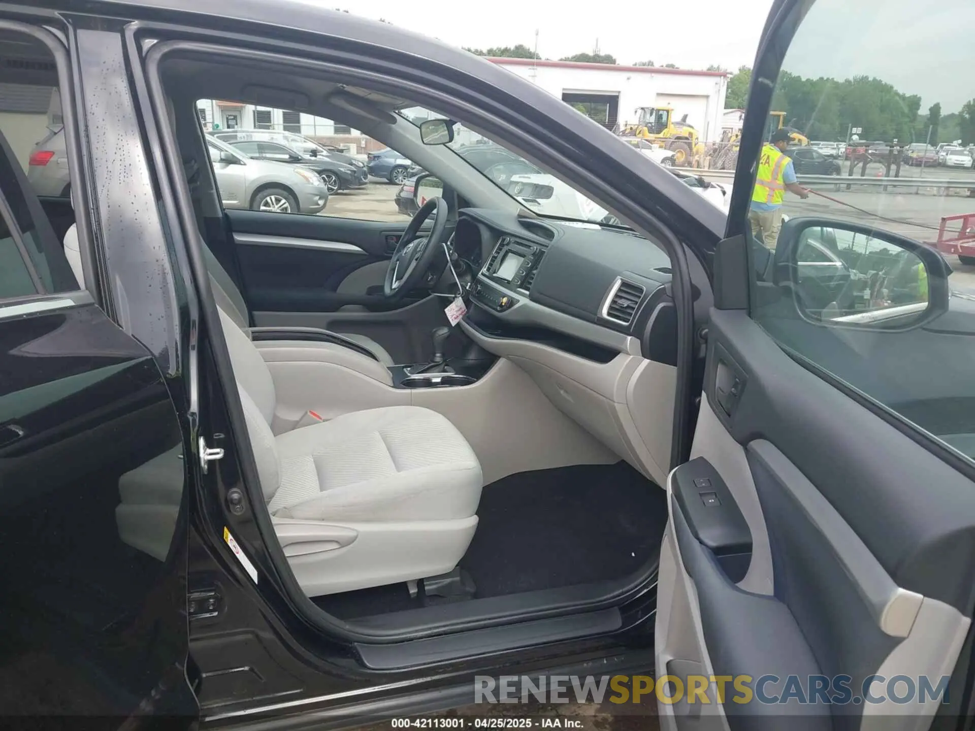 5 Photograph of a damaged car 5TDZARFH4KS055265 TOYOTA HIGHLANDER 2019