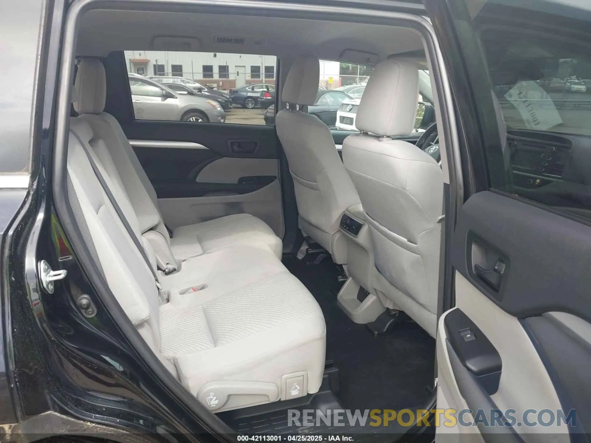 8 Photograph of a damaged car 5TDZARFH4KS055265 TOYOTA HIGHLANDER 2019