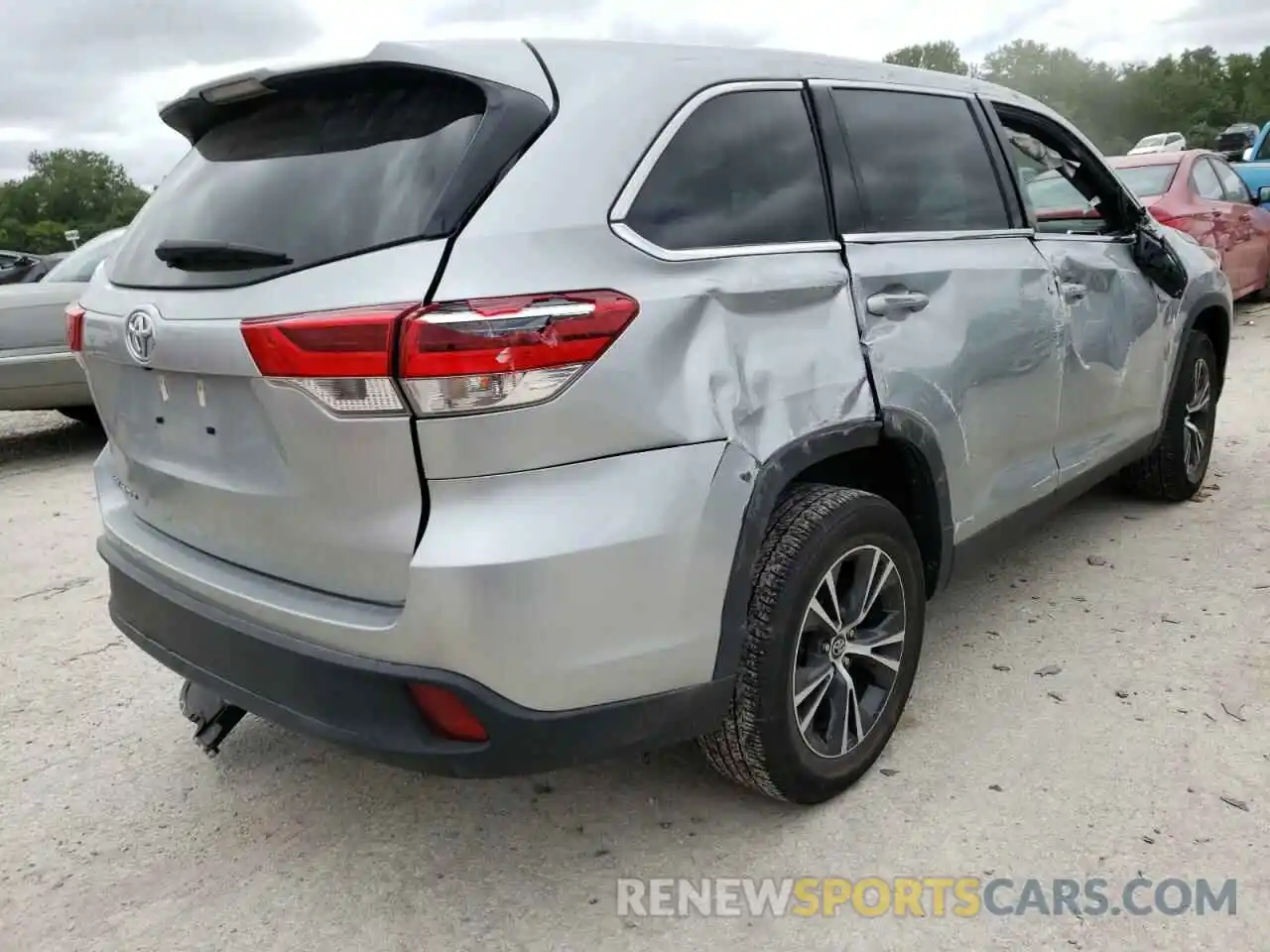 4 Photograph of a damaged car 5TDZARFH4KS056013 TOYOTA HIGHLANDER 2019