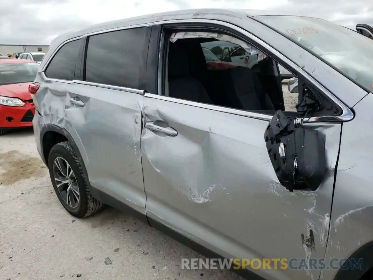 9 Photograph of a damaged car 5TDZARFH4KS056013 TOYOTA HIGHLANDER 2019