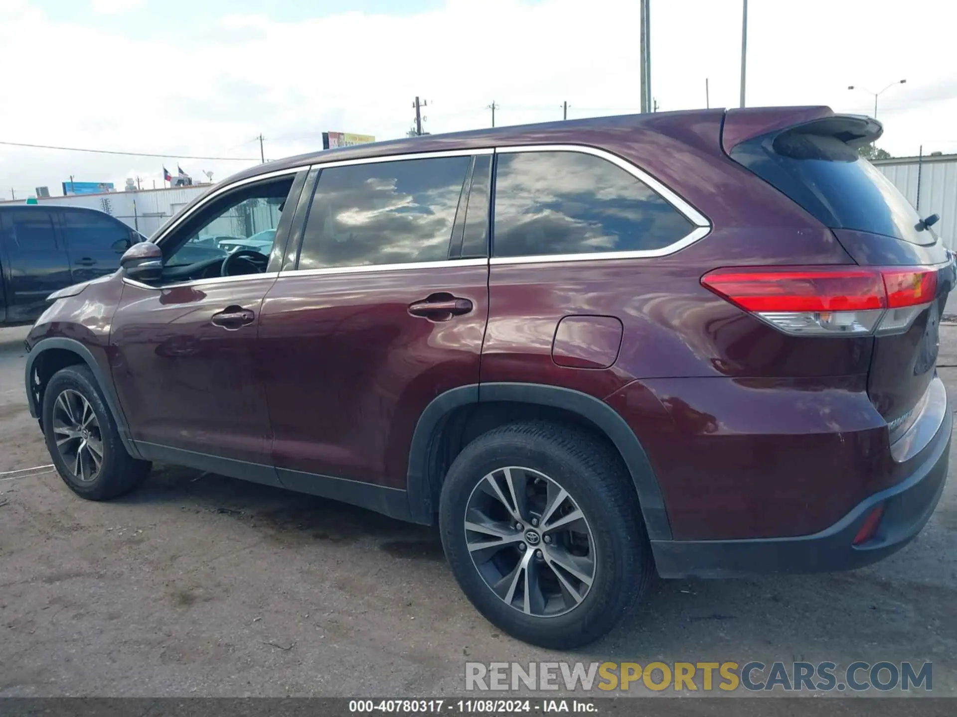 15 Photograph of a damaged car 5TDZARFH4KS056853 TOYOTA HIGHLANDER 2019