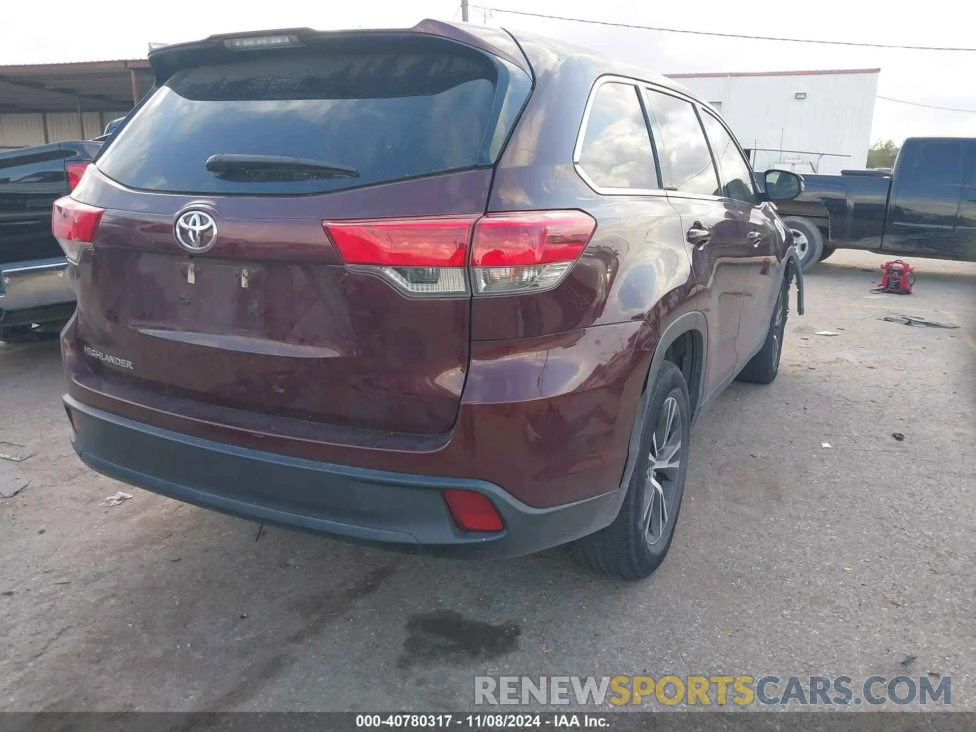 4 Photograph of a damaged car 5TDZARFH4KS056853 TOYOTA HIGHLANDER 2019
