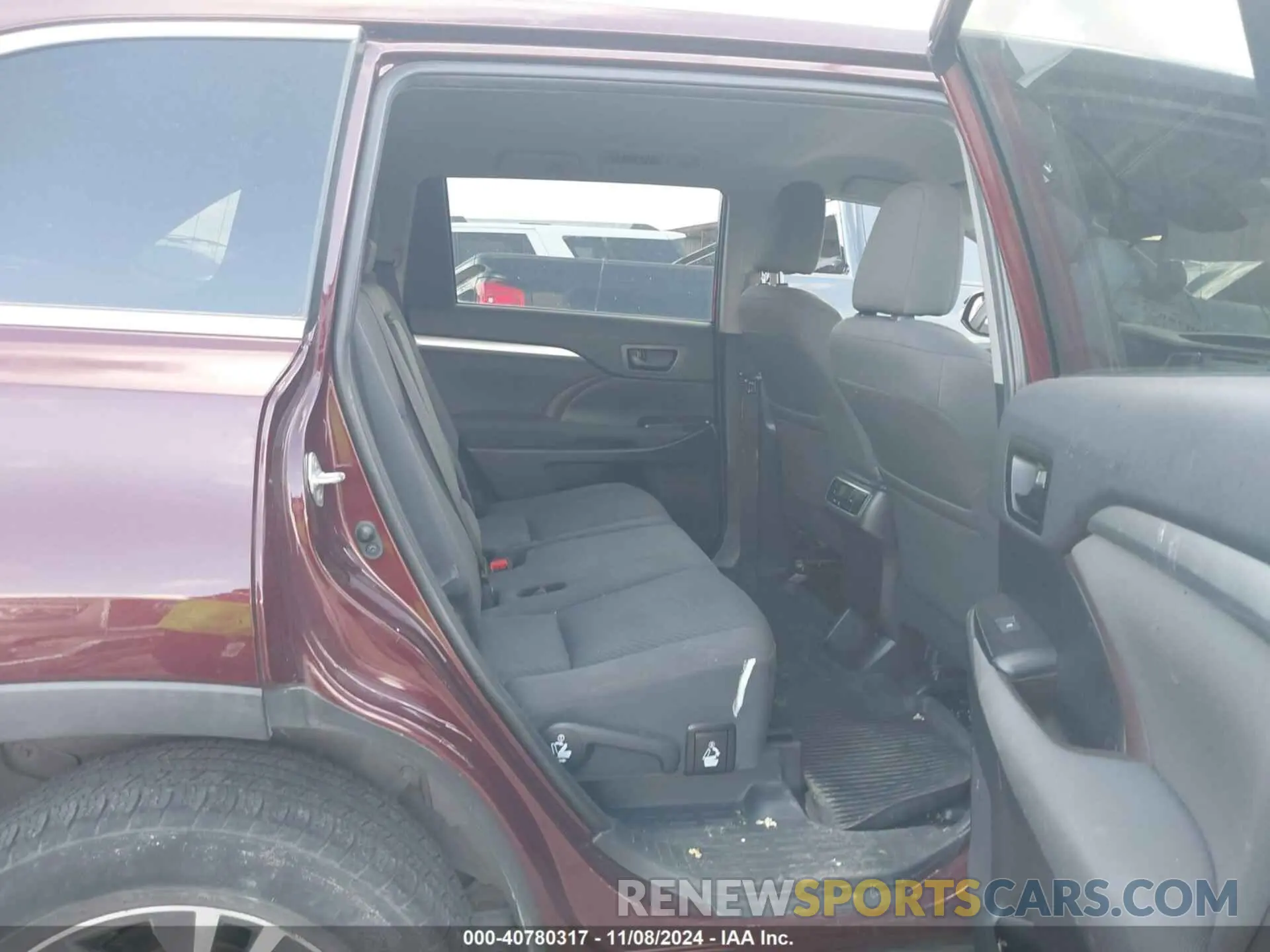 8 Photograph of a damaged car 5TDZARFH4KS056853 TOYOTA HIGHLANDER 2019