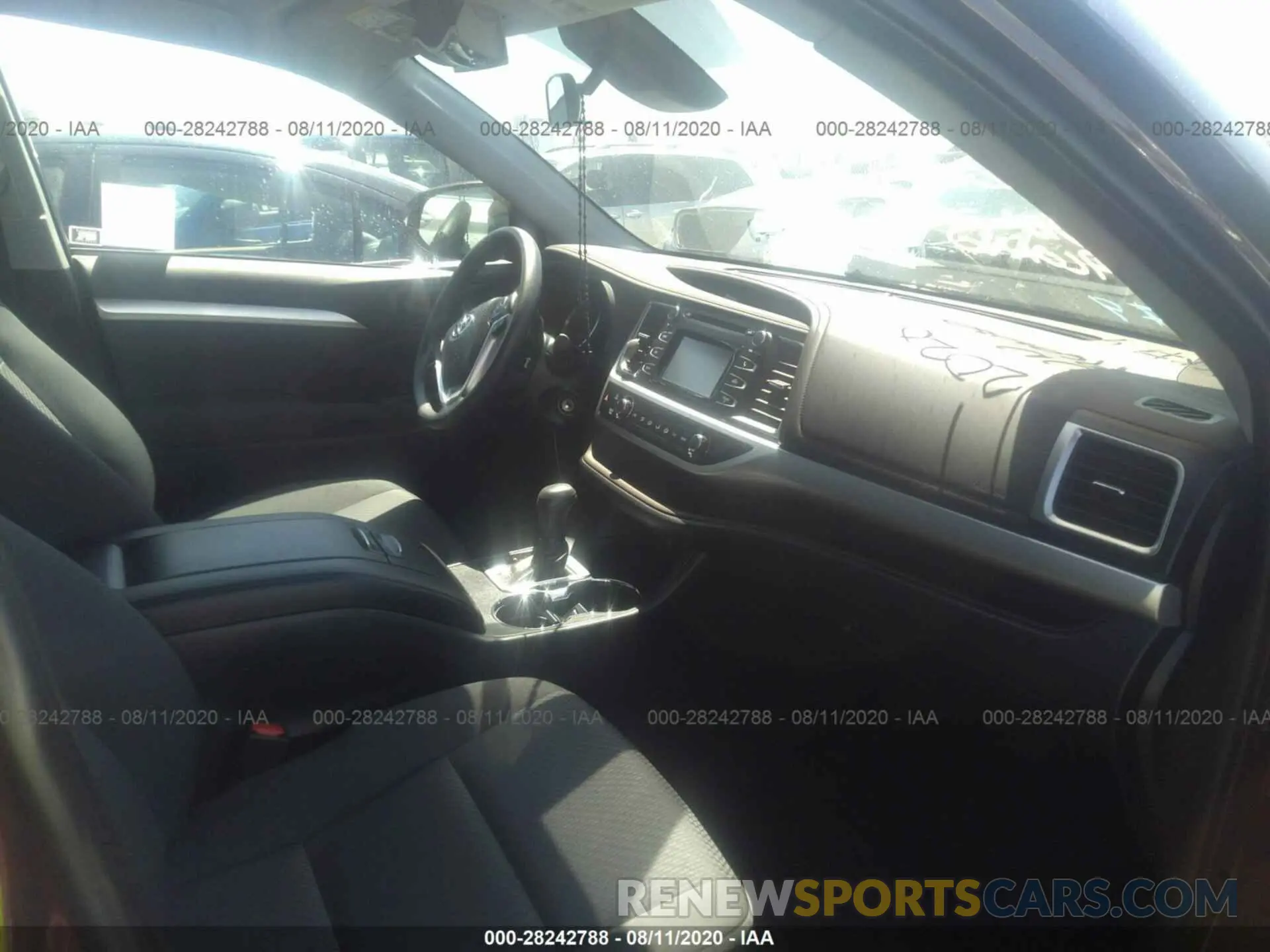5 Photograph of a damaged car 5TDZARFH4KS058845 TOYOTA HIGHLANDER 2019