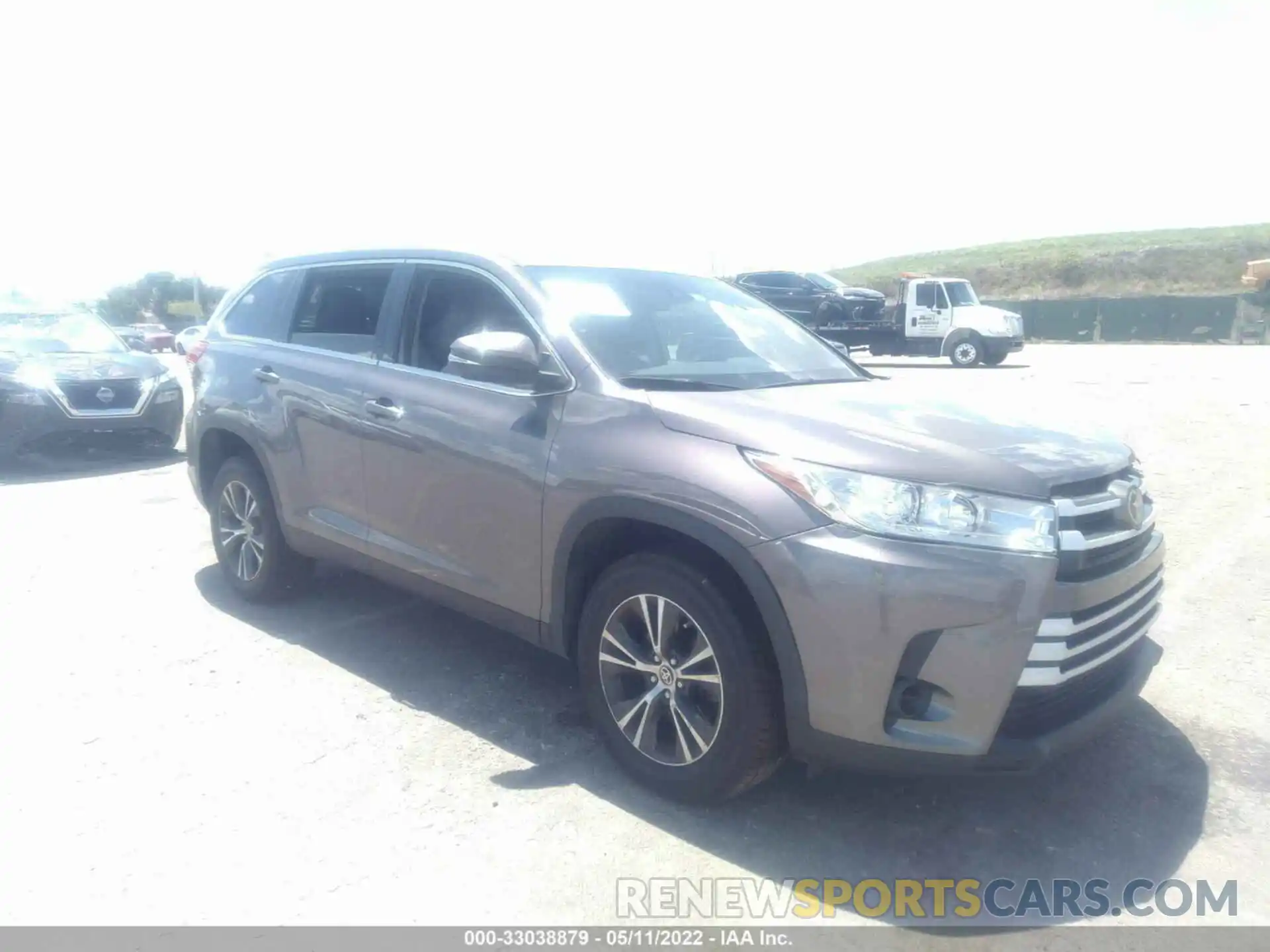 1 Photograph of a damaged car 5TDZARFH4KS060370 TOYOTA HIGHLANDER 2019