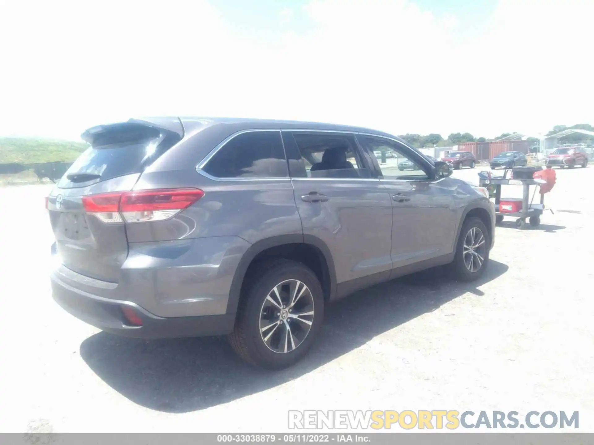 4 Photograph of a damaged car 5TDZARFH4KS060370 TOYOTA HIGHLANDER 2019