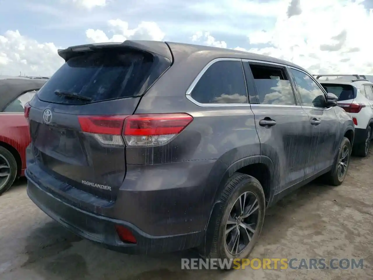 4 Photograph of a damaged car 5TDZARFH4KS061616 TOYOTA HIGHLANDER 2019