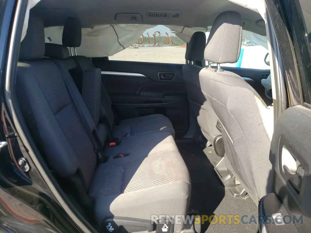 6 Photograph of a damaged car 5TDZARFH5KS042346 TOYOTA HIGHLANDER 2019