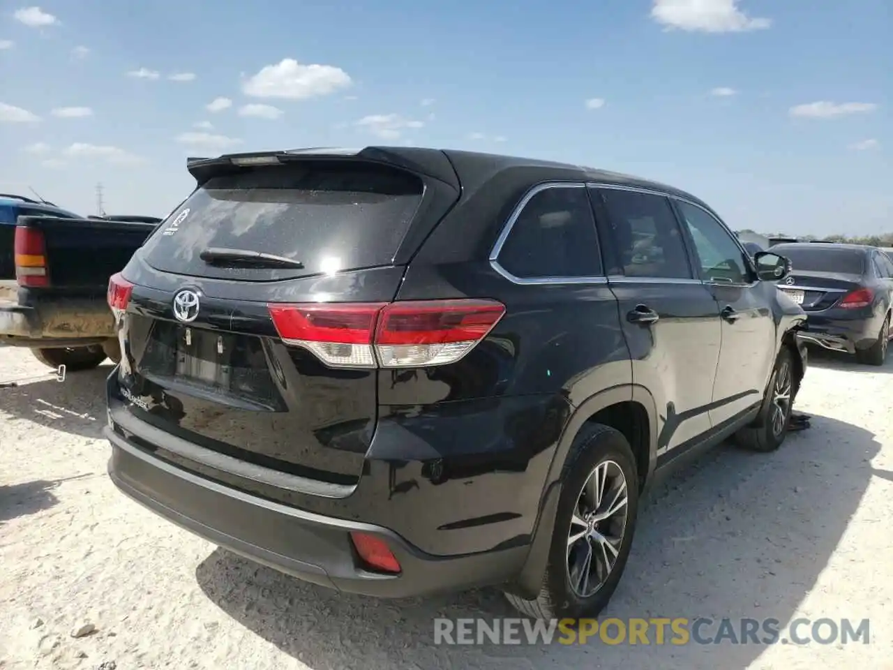 4 Photograph of a damaged car 5TDZARFH5KS046204 TOYOTA HIGHLANDER 2019