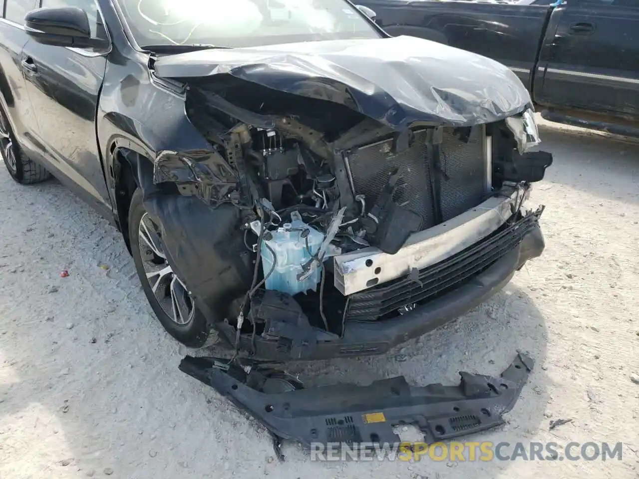 9 Photograph of a damaged car 5TDZARFH5KS046204 TOYOTA HIGHLANDER 2019