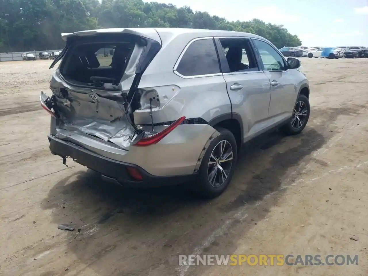 4 Photograph of a damaged car 5TDZARFH5KS046655 TOYOTA HIGHLANDER 2019