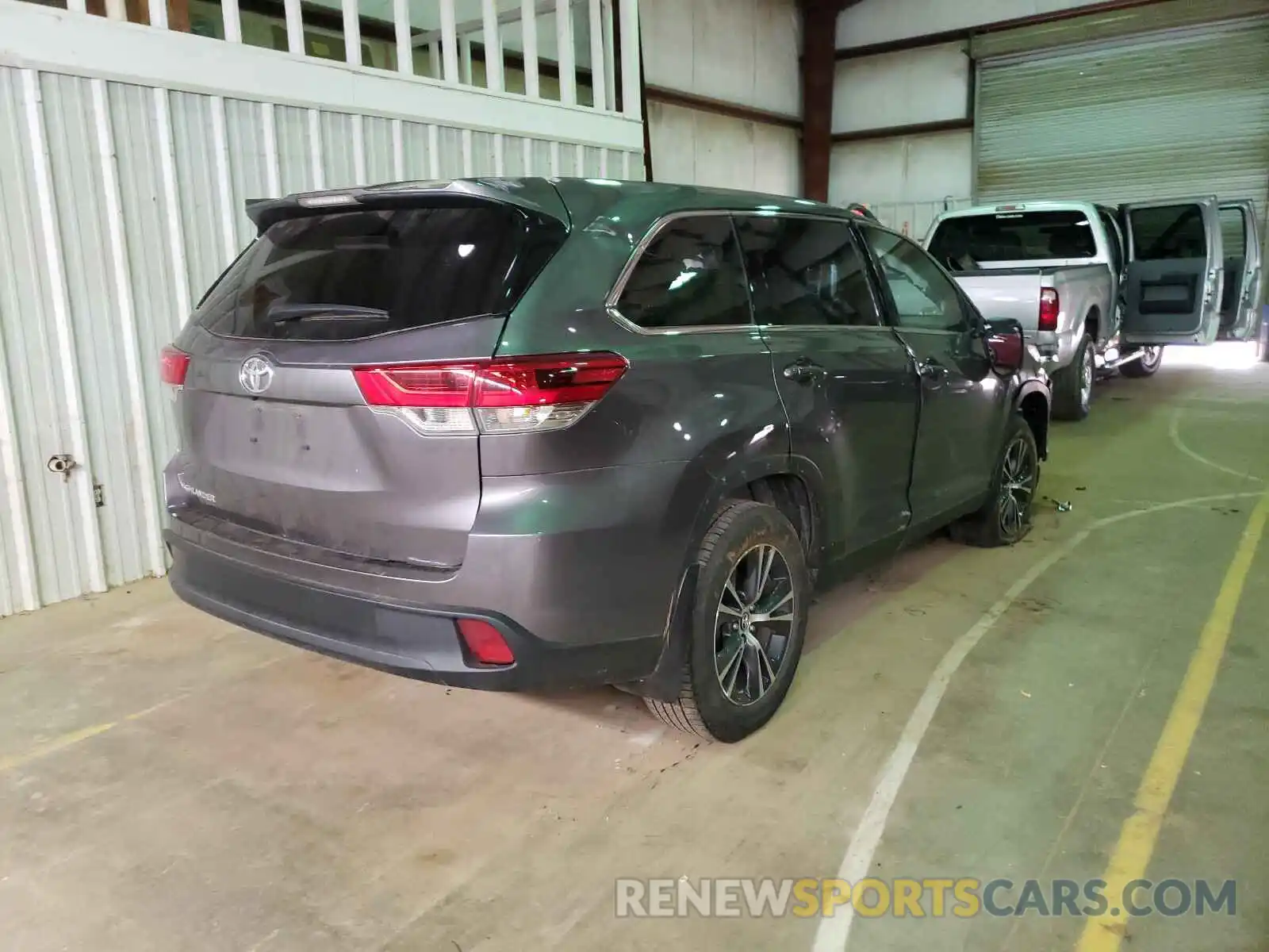 4 Photograph of a damaged car 5TDZARFH5KS047188 TOYOTA HIGHLANDER 2019