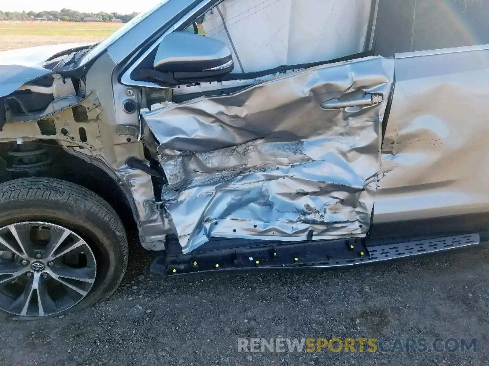 10 Photograph of a damaged car 5TDZARFH5KS047370 TOYOTA HIGHLANDER 2019