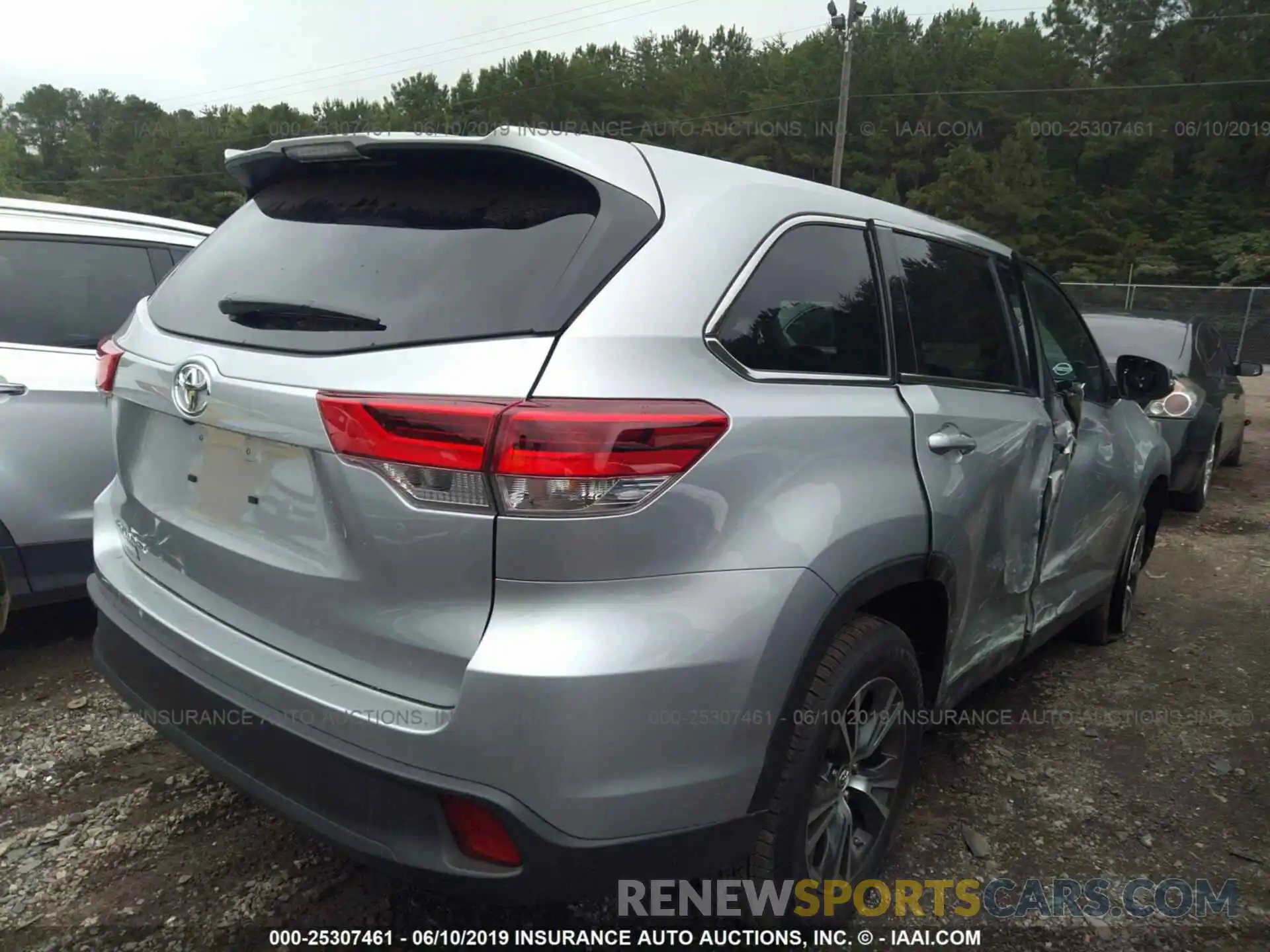 4 Photograph of a damaged car 5TDZARFH5KS047465 TOYOTA HIGHLANDER 2019