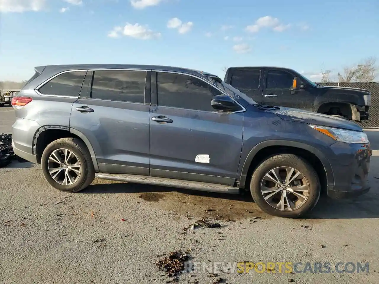 4 Photograph of a damaged car 5TDZARFH5KS051743 TOYOTA HIGHLANDER 2019