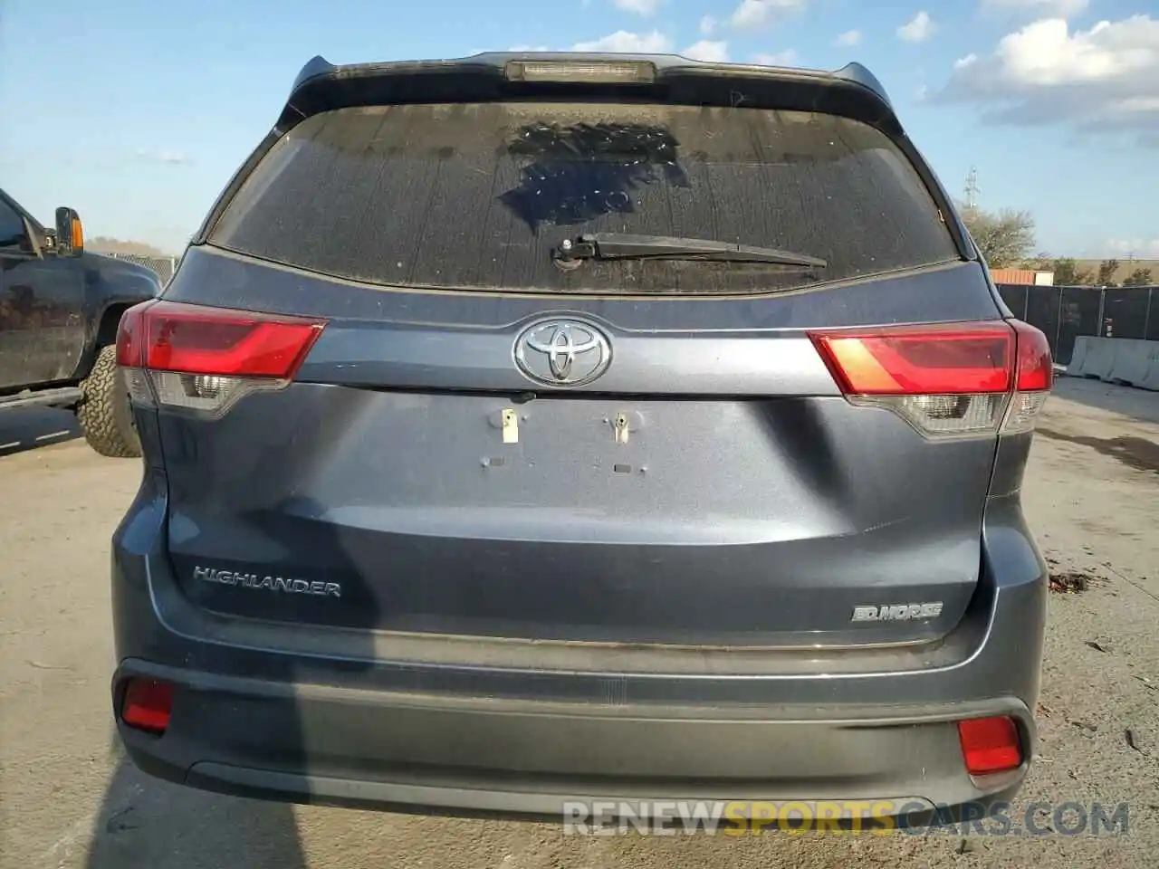 6 Photograph of a damaged car 5TDZARFH5KS051743 TOYOTA HIGHLANDER 2019