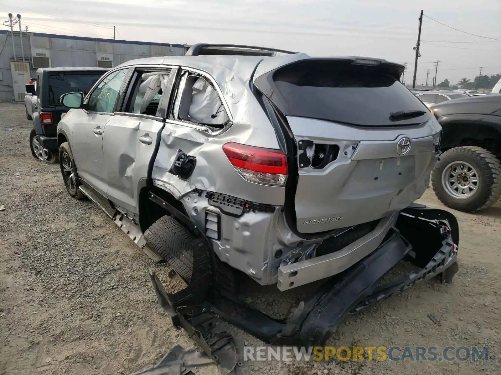 3 Photograph of a damaged car 5TDZARFH5KS052598 TOYOTA HIGHLANDER 2019