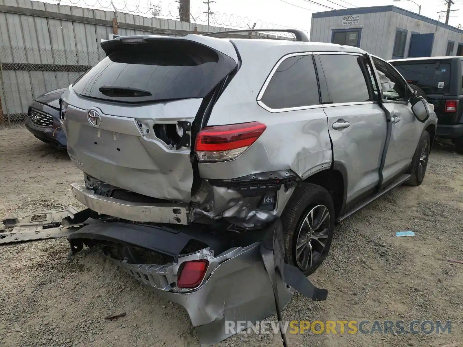 4 Photograph of a damaged car 5TDZARFH5KS052598 TOYOTA HIGHLANDER 2019