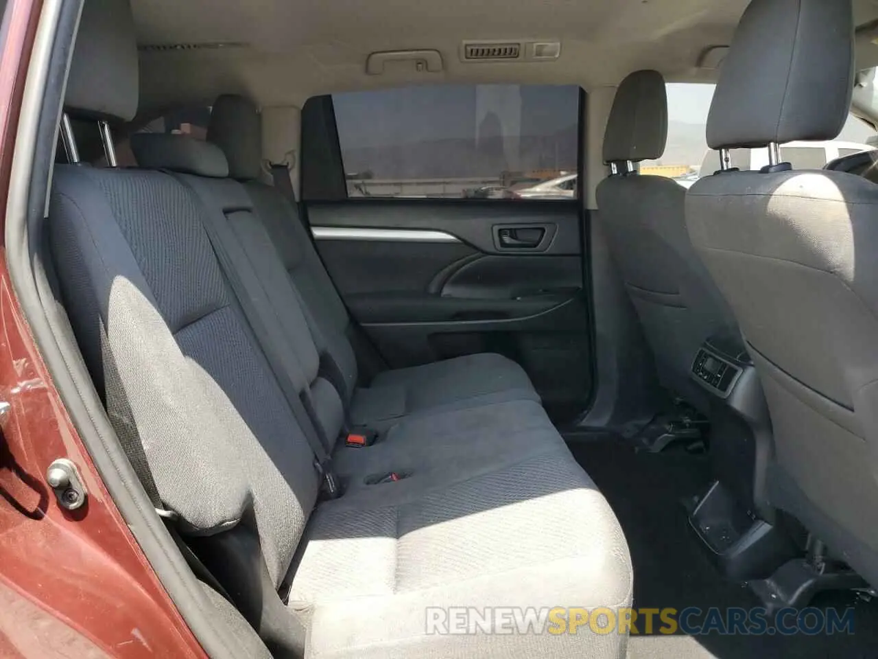 11 Photograph of a damaged car 5TDZARFH5KS052777 TOYOTA HIGHLANDER 2019