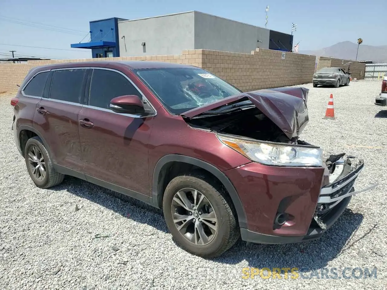 4 Photograph of a damaged car 5TDZARFH5KS052777 TOYOTA HIGHLANDER 2019