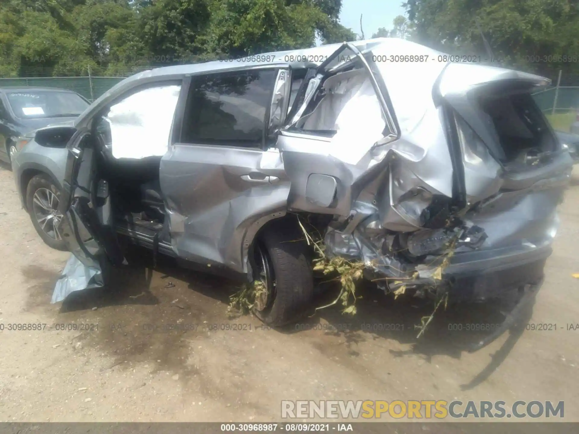 3 Photograph of a damaged car 5TDZARFH5KS053363 TOYOTA HIGHLANDER 2019