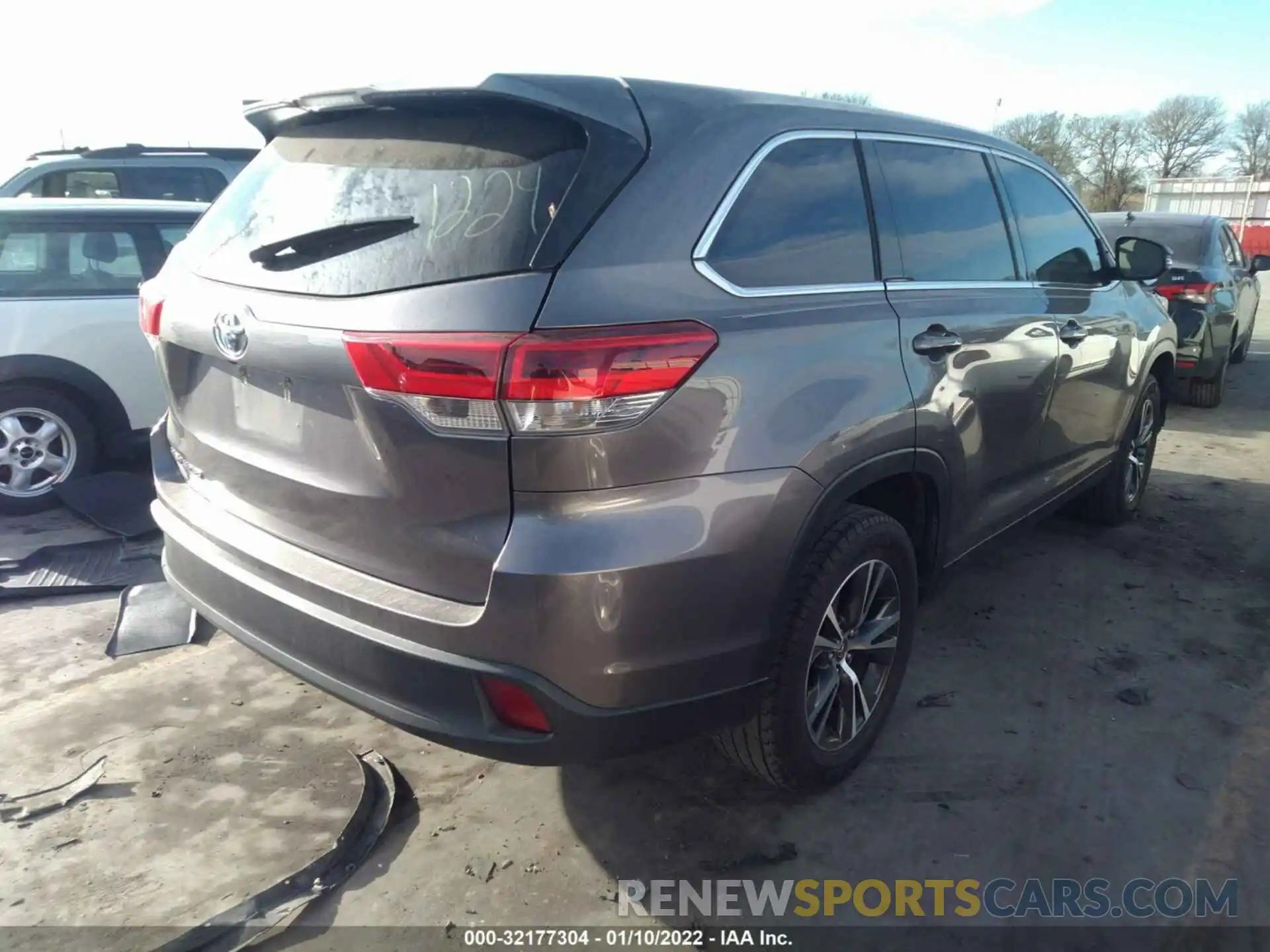 4 Photograph of a damaged car 5TDZARFH5KS053508 TOYOTA HIGHLANDER 2019