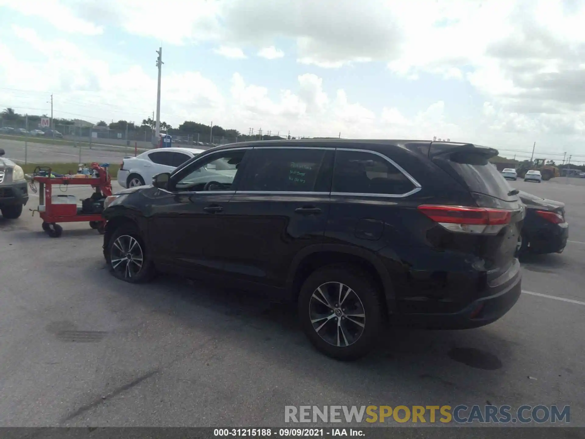 3 Photograph of a damaged car 5TDZARFH5KS056005 TOYOTA HIGHLANDER 2019