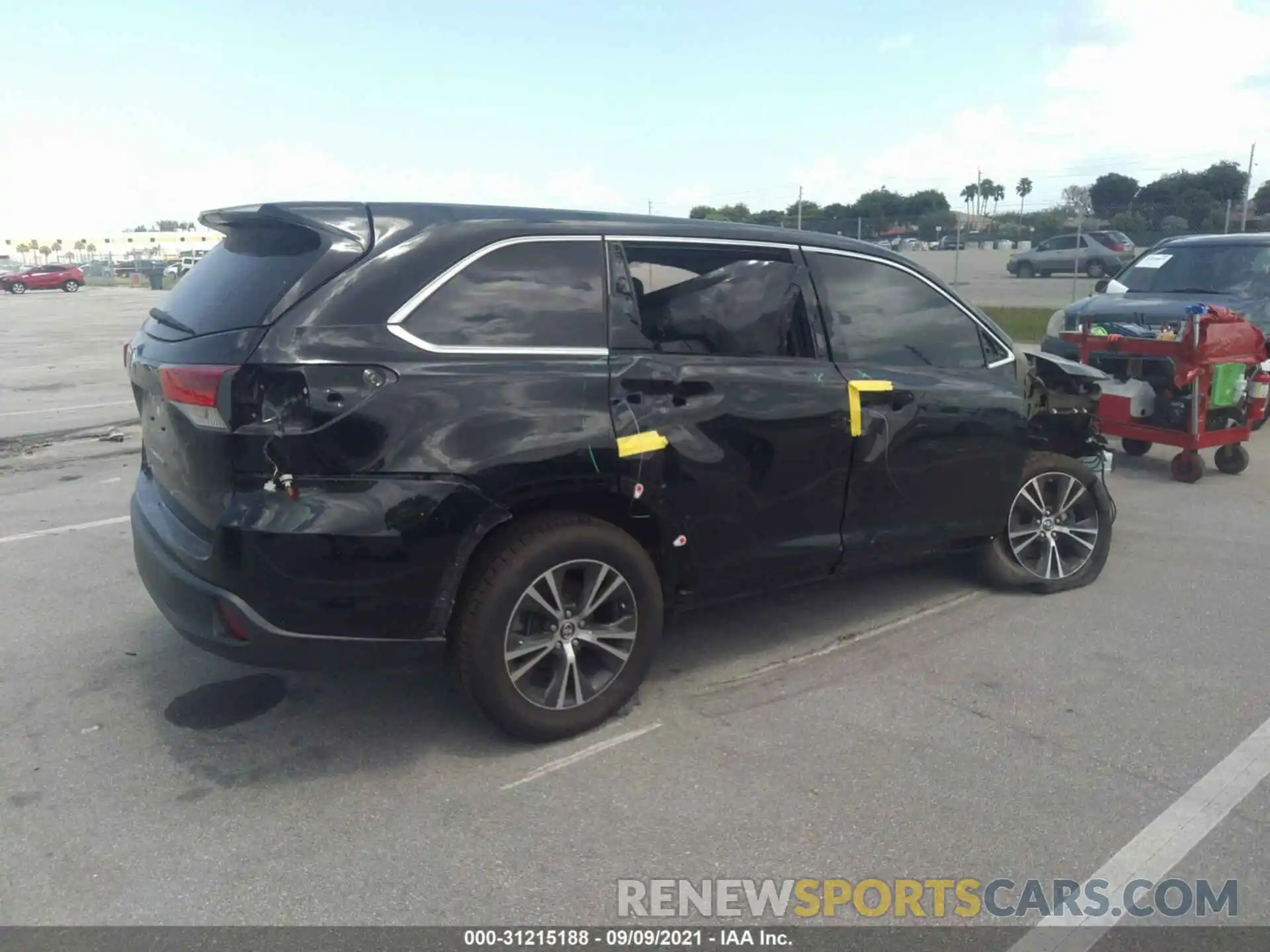 4 Photograph of a damaged car 5TDZARFH5KS056005 TOYOTA HIGHLANDER 2019