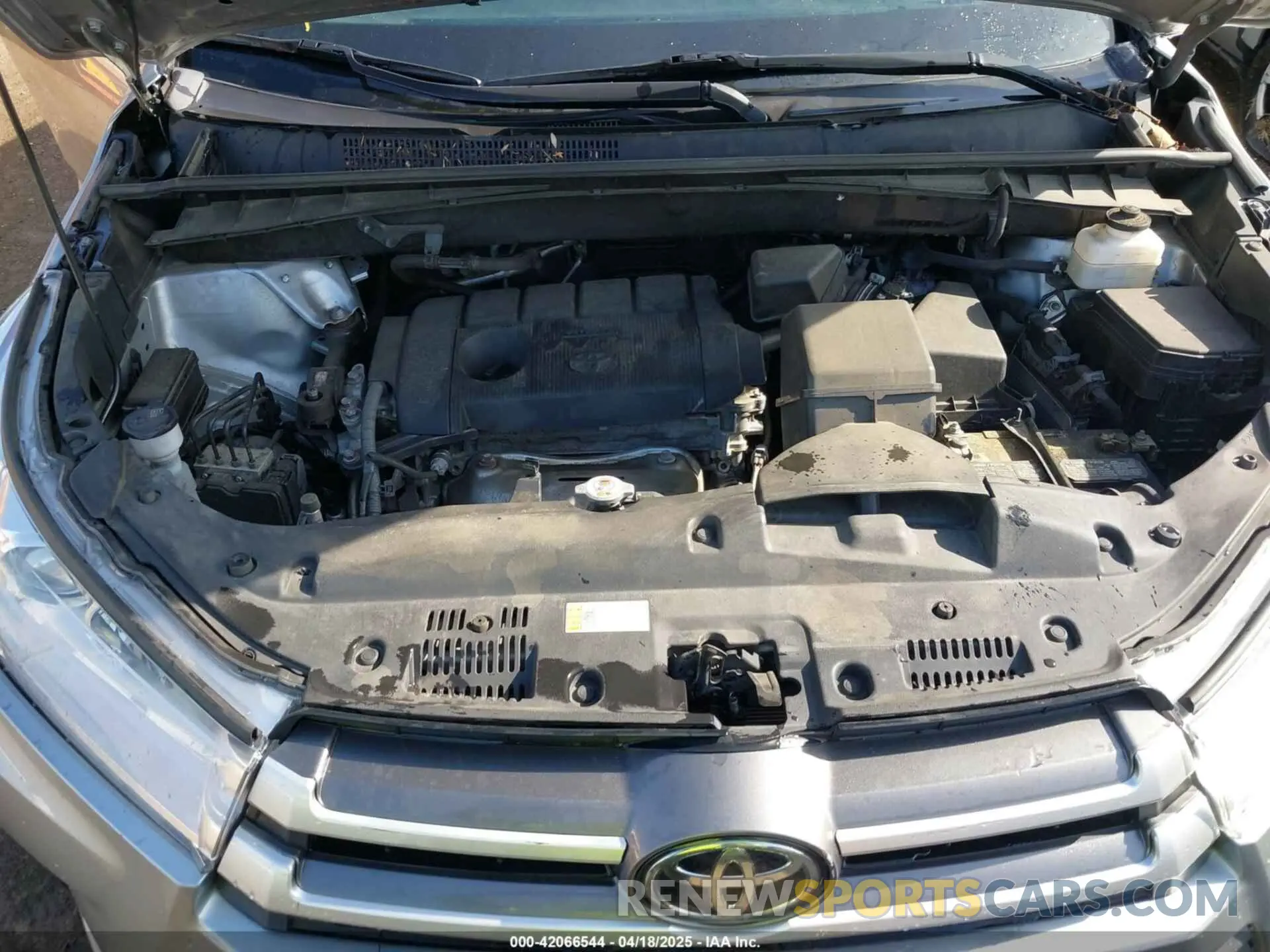 10 Photograph of a damaged car 5TDZARFH5KS056957 TOYOTA HIGHLANDER 2019
