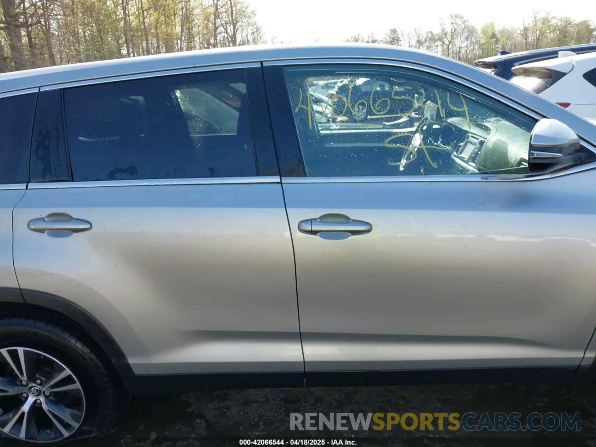 13 Photograph of a damaged car 5TDZARFH5KS056957 TOYOTA HIGHLANDER 2019